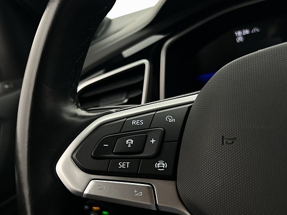 Volkswagen T-Roc 17 of 30