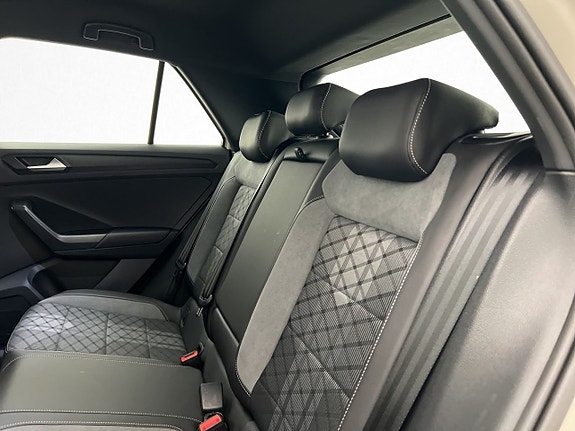 Volkswagen T-Roc 15 of 30