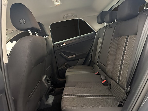 Volkswagen T-Roc 13 of 23