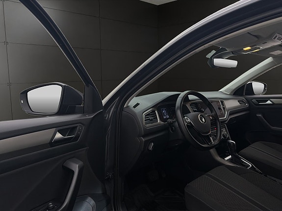 Volkswagen T-Roc 8 of 23