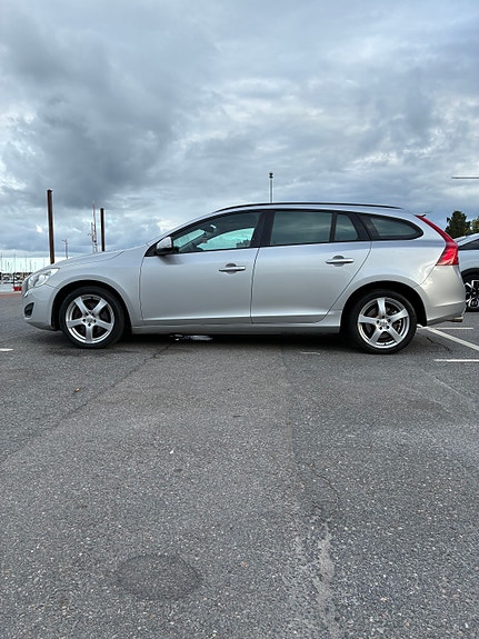 Volvo V60 2 of 12