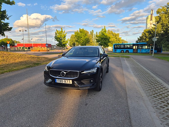 Volvo V60 Cross Country 3 of 11