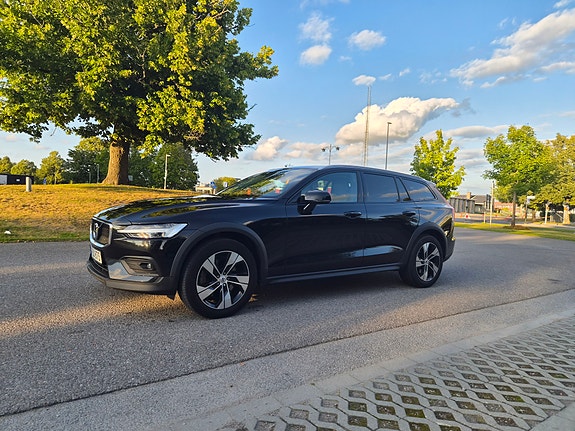 Volvo V60 Cross Country 2 of 11