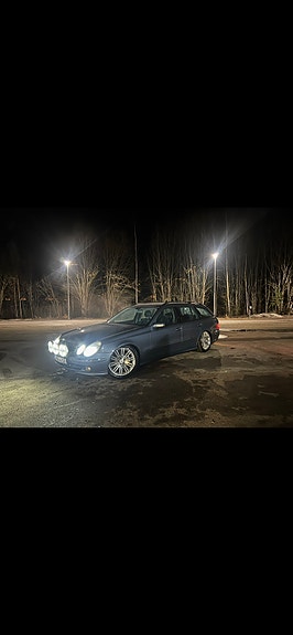 Mercedes-Benz E270 3 of 5