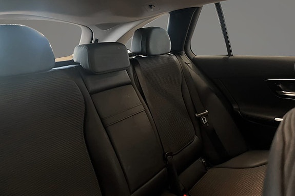 Mercedes-Benz C220 10 of 12