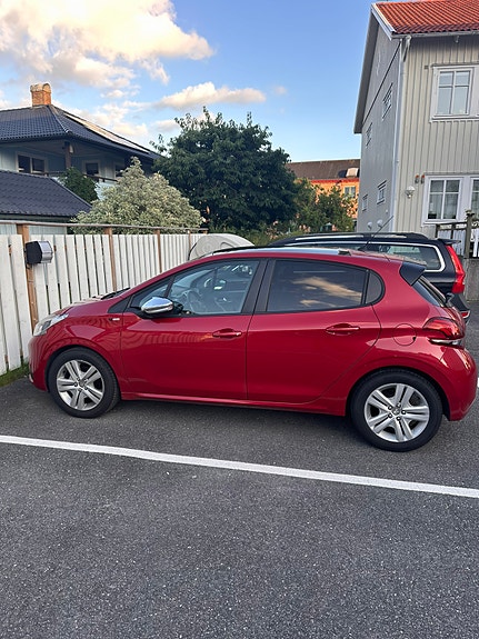 Peugeot 208 4 of 12