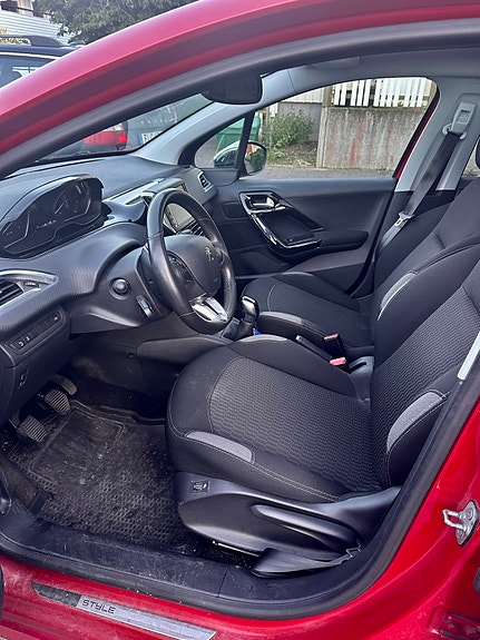 Peugeot 208 11 of 12