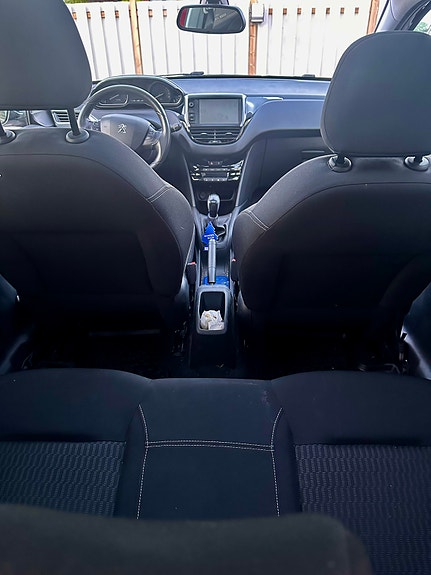 Peugeot 208 8 of 12