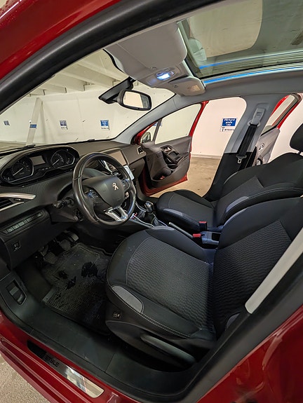 Peugeot 208 7 of 12