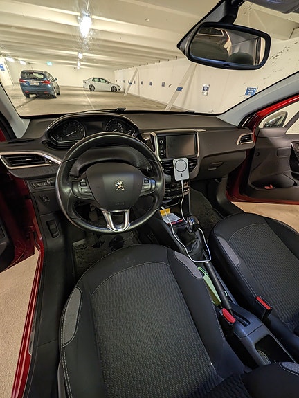 Peugeot 208 8 of 12