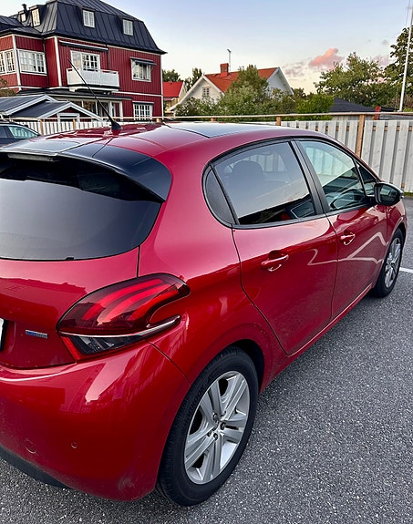 Peugeot 208 5 of 12
