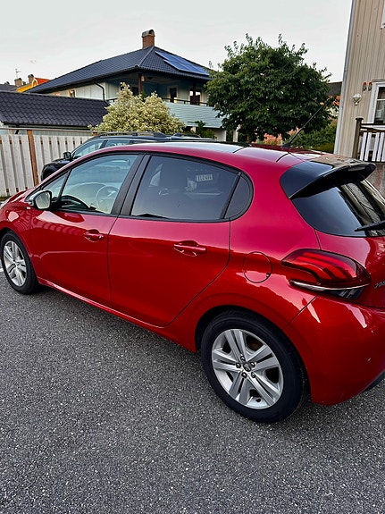 Peugeot 208 3 of 12