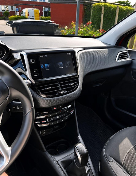 Peugeot 208 10 of 12