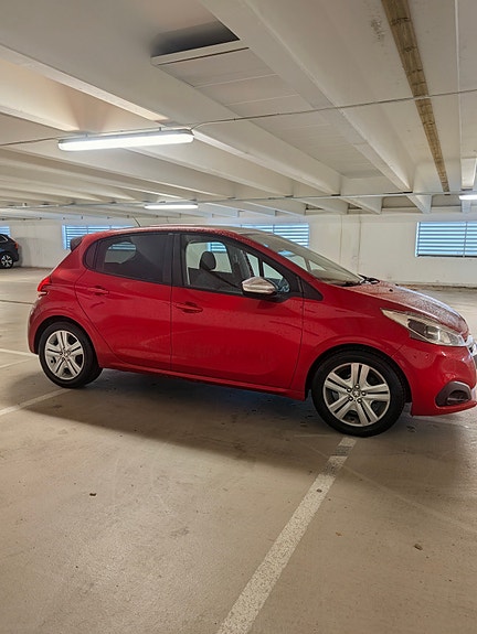 Peugeot 208 3 of 12