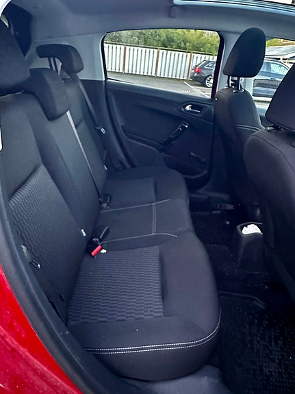 Peugeot 208 9 of 12