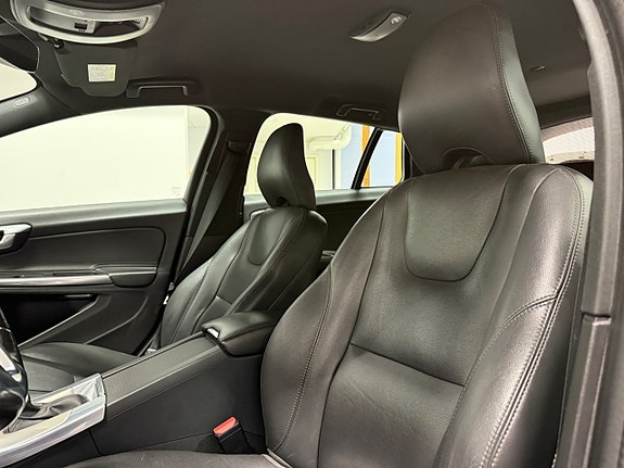 Volvo V60 Cross Country 8 of 16