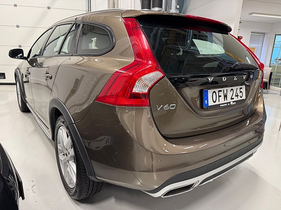 Volvo V60 Cross Country 4 of 16