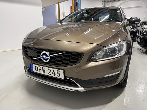 Volvo V60 Cross Country 2 of 16