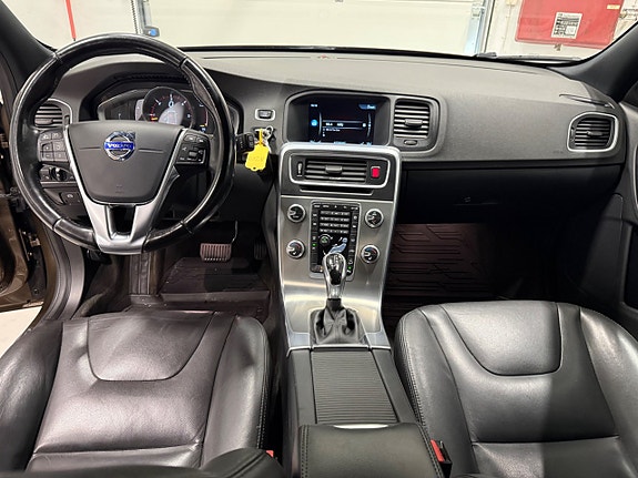 Volvo V60 Cross Country 7 of 16