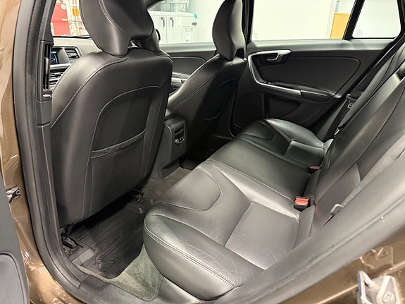 Volvo V60 Cross Country 14 of 16