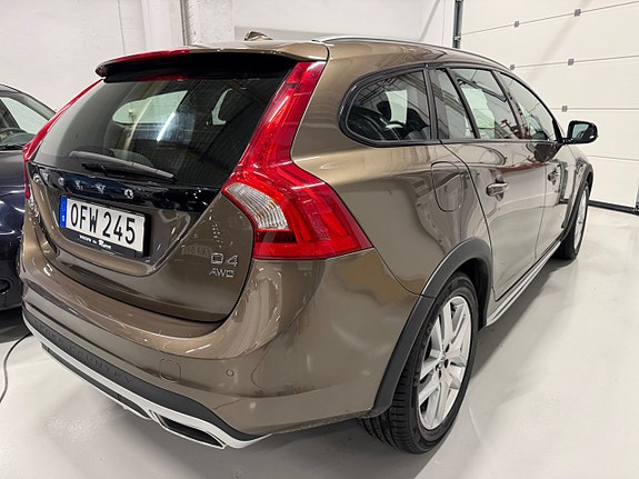 Volvo V60 Cross Country 3 of 16