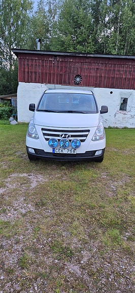 Hyundai H-1 2 of 7
