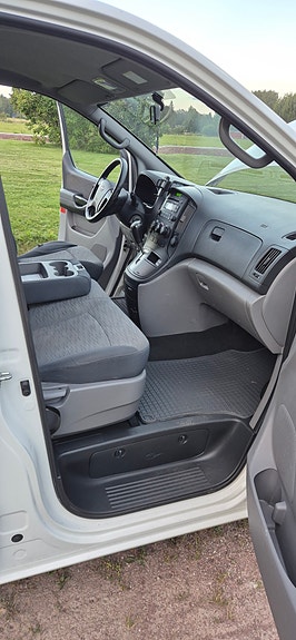 Hyundai H-1 6 of 7