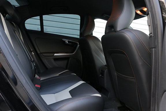 Volvo S60 Cross Country 25 of 30
