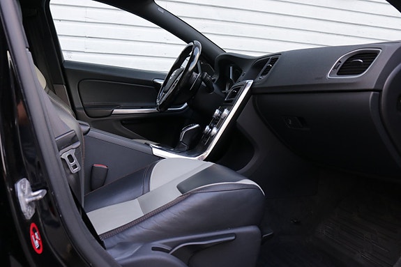 Volvo S60 Cross Country 24 of 30