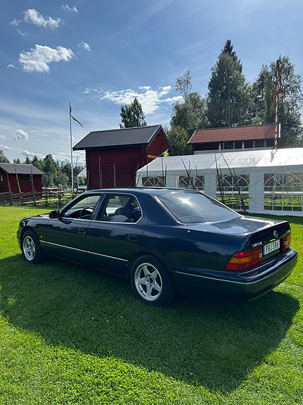 Lexus LS400 2 of 6