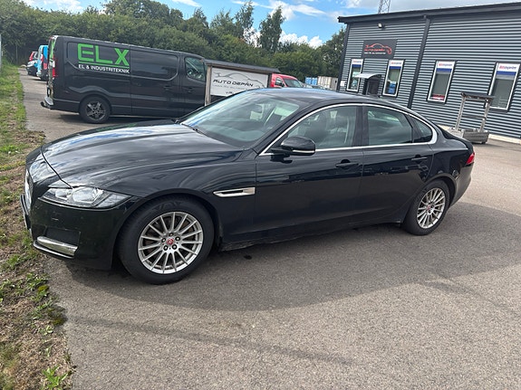 Jaguar XF 4 of 6