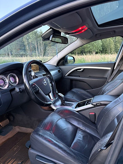Volvo V70 3 of 9