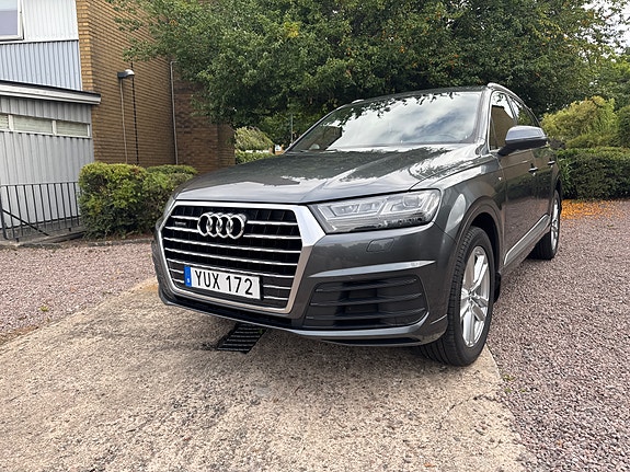 Audi Q7 2 of 19