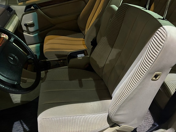 Mercedes-Benz 300 CE 3 of 9