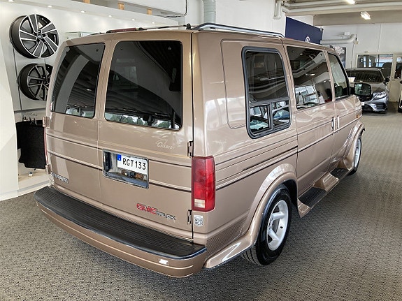 GMC Safari 3 of 17
