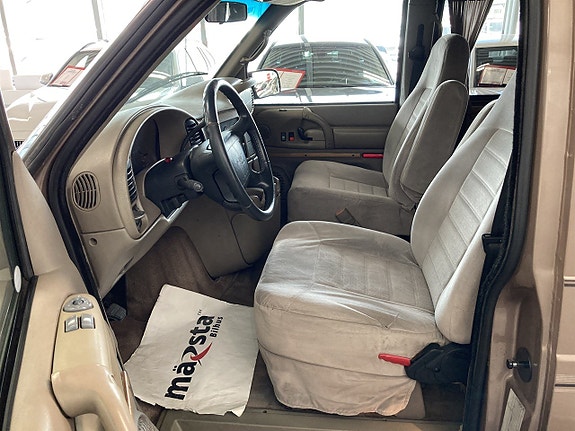 GMC Safari 8 of 17
