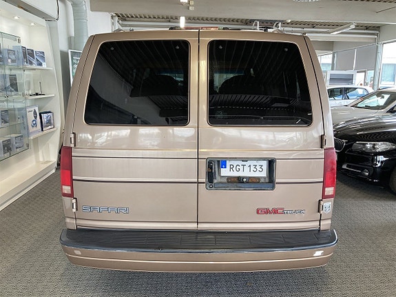 GMC Safari 6 of 17