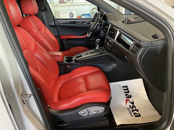 Porsche Macan 7 of 23