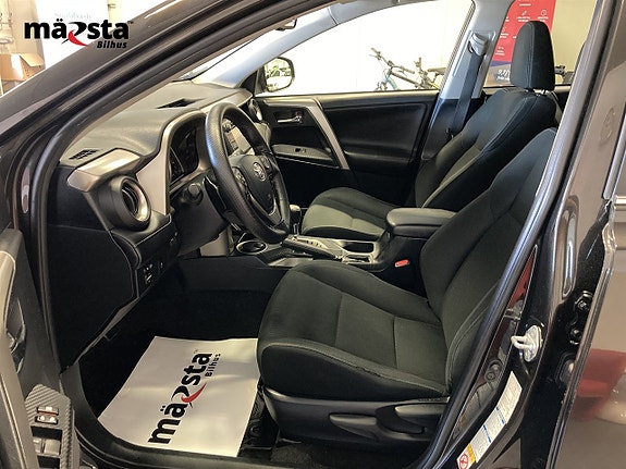 Toyota RAV4 9 of 18