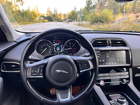 Jaguar F-PACE 11 of 22