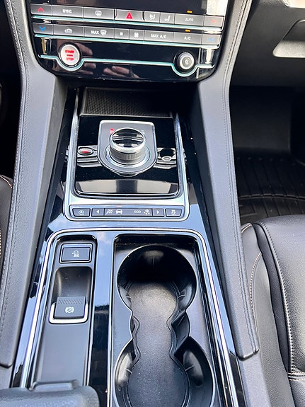 Jaguar F-PACE 13 of 22