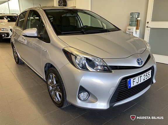 Toyota Yaris 2 of 16