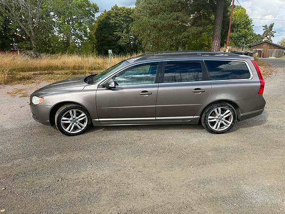 Volvo V70 2 of 7