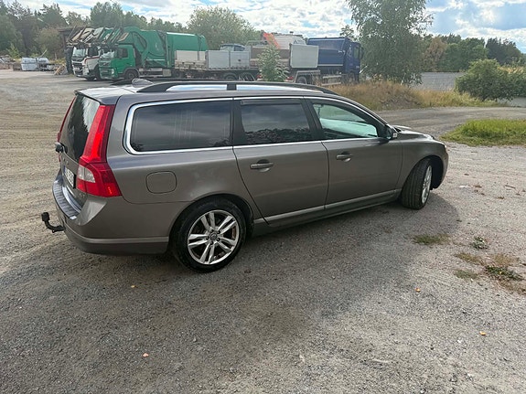Volvo V70 3 of 7