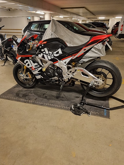 Aprilia RSV4 FACTORY 3 of 5