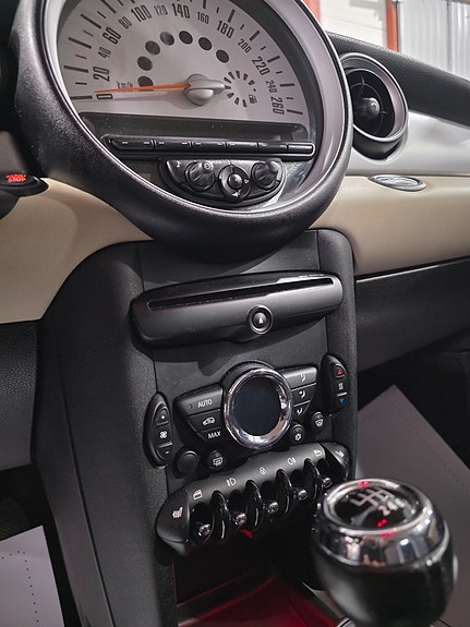 MINI Cooper 15 of 19