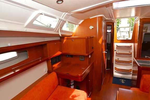 Beneteau Oceanis 37 20 of 24