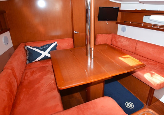 Beneteau Oceanis 37 22 of 24