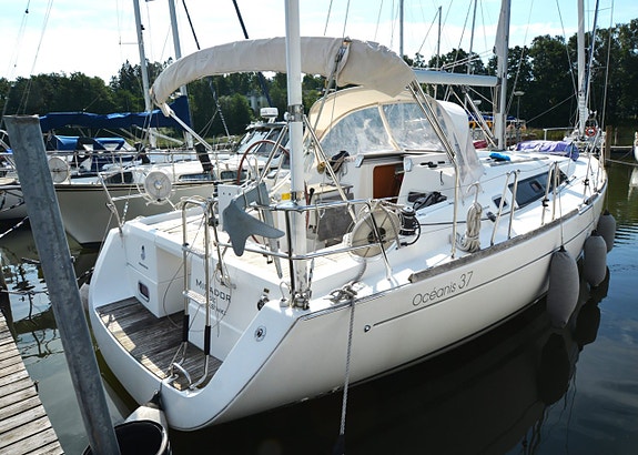 Beneteau Oceanis 37 5 of 24