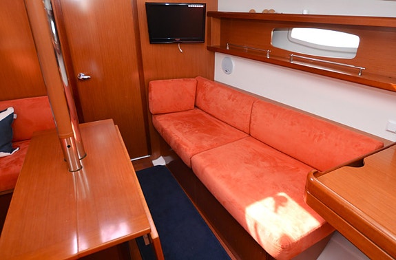 Beneteau Oceanis 37 21 of 24